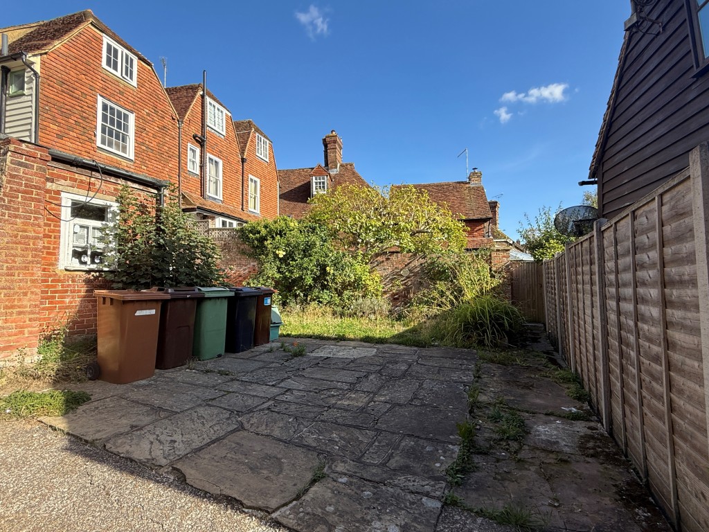Lot: 86 - PAIR OF SHOPS AND TWO FLATS FOR REFURBISHMENT - Patio to rear
